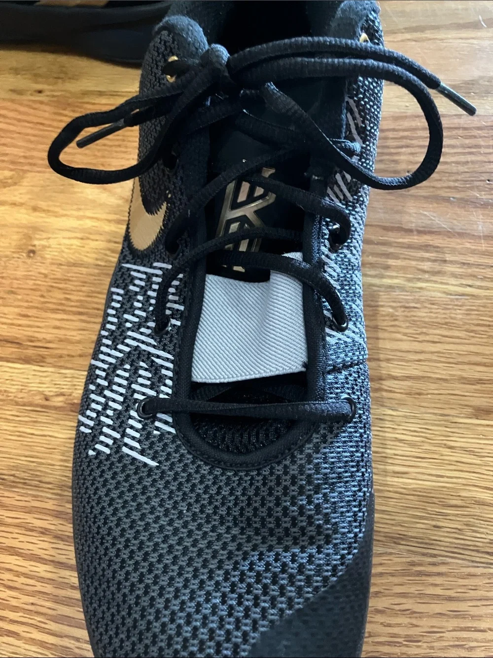 Nike Kyrie Flytrap 2 Men’s Black and Gold Basketball Shoes Sz 12.  GUC